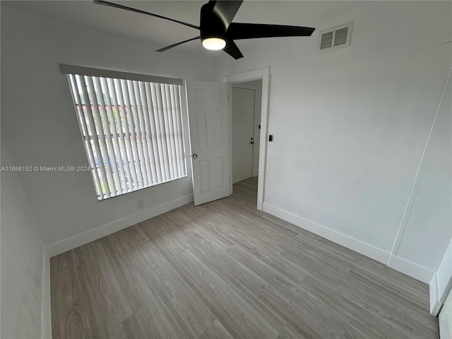 empty room featuring light wood-type flooring and ceiling fan