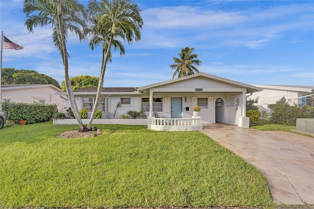 single story home featuring a front lawn