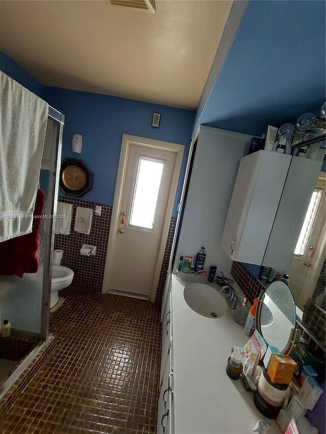 bedroom with a textured ceiling, crown molding, ceiling fan, and a closet