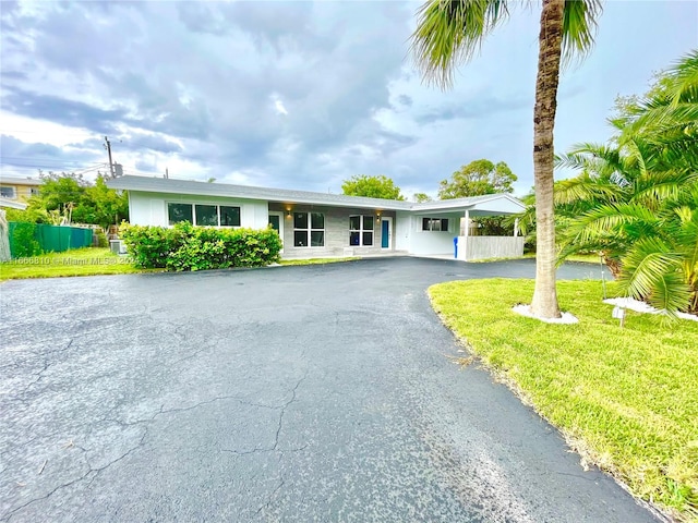 single story home with a front lawn