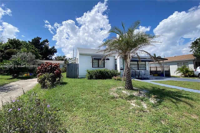 view of front of home featuring a front lawn