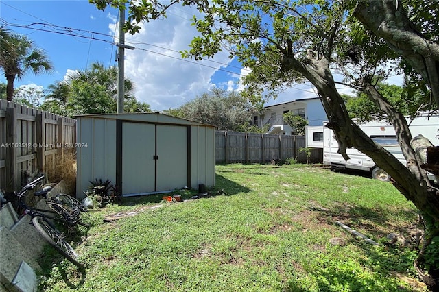 view of yard featuring a shed