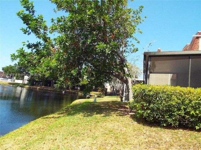 view of yard featuring a water view