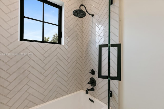 bathroom with tiled shower / bath