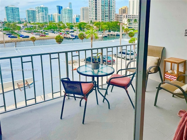 500 Bayview Dr Unit 325, Sunny Isles Beach, FL 33160 - balcony featuring a skyline view