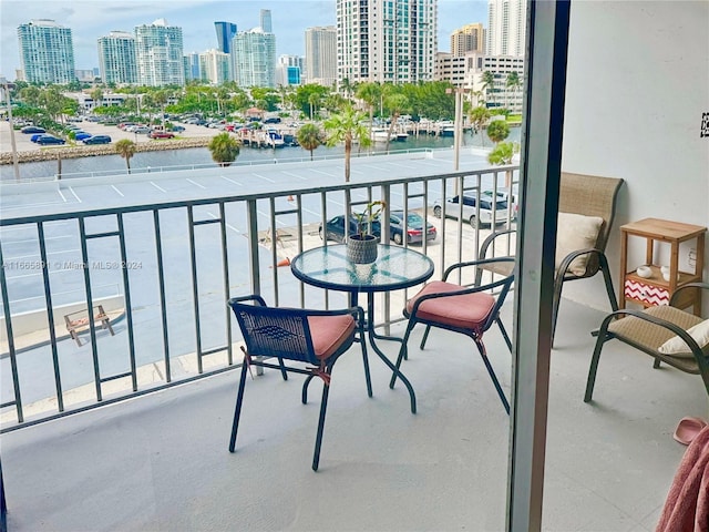 500 Bayview Dr Unit 325, Sunny Isles Beach, FL 33160 - balcony featuring a skyline view