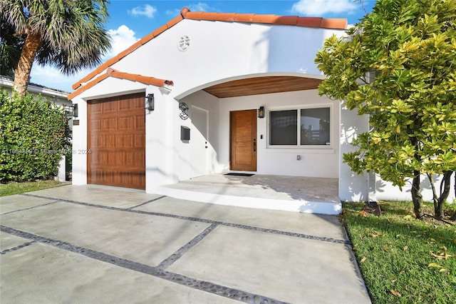 view of front of property featuring a garage