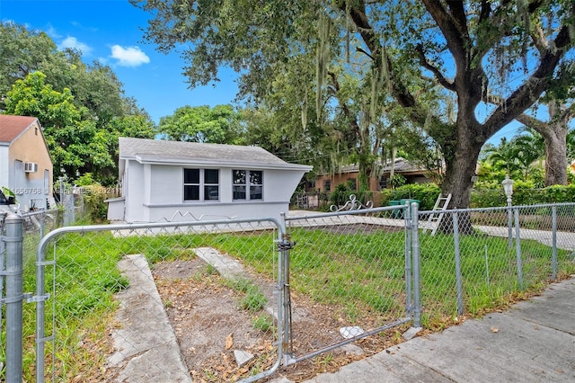 view of front of property with a front yard