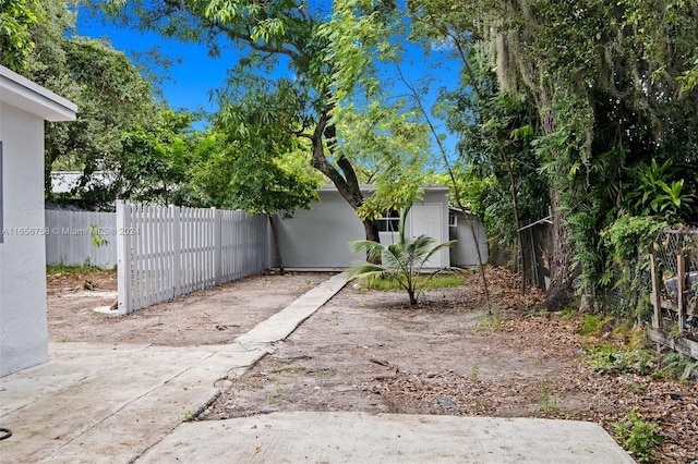 view of yard with a shed