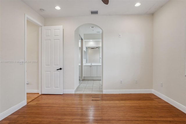 empty room with light hardwood / wood-style flooring and ceiling fan