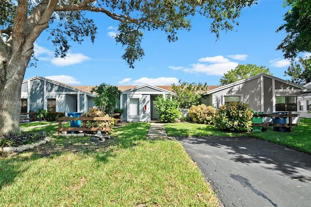 view of front of home with a front lawn