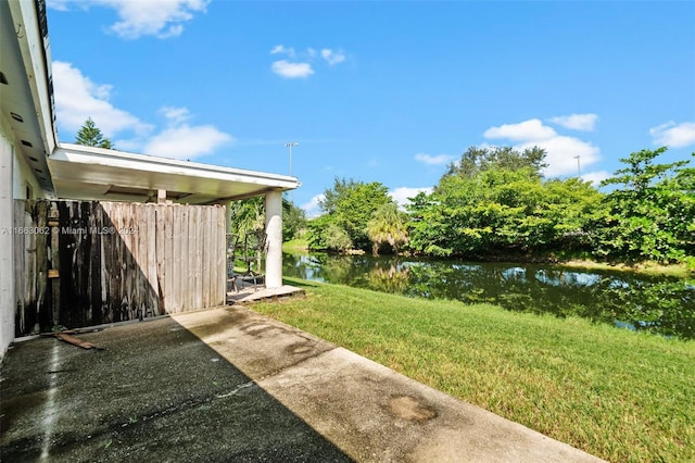 view of yard featuring a water view