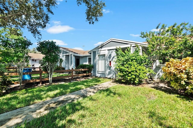 view of front of home featuring a front yard