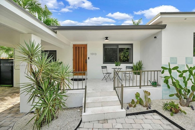 property entrance featuring a porch