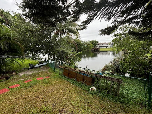 view of yard featuring a water view