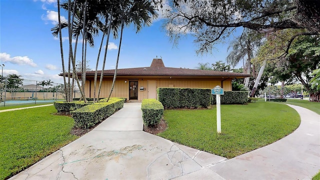 view of front of property featuring a front lawn