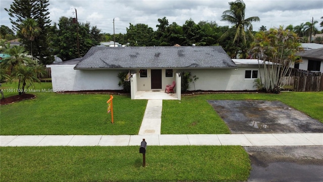 ranch-style home featuring a front lawn