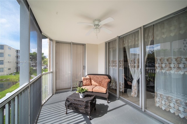 sunroom with ceiling fan