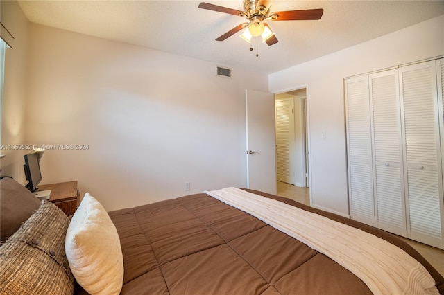 bedroom featuring a textured ceiling, ceiling fan, and a closet