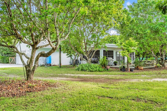 view of front facade with a front lawn