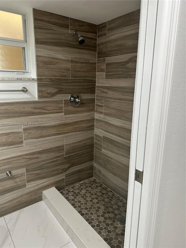 bathroom featuring tiled shower