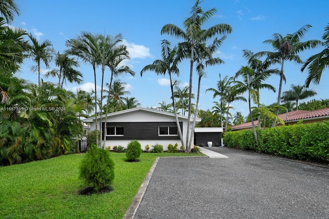 view of front of property with a front yard