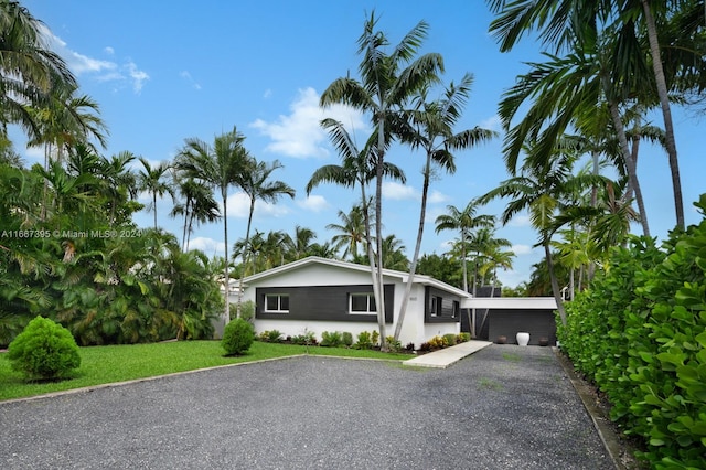 ranch-style house featuring a front yard