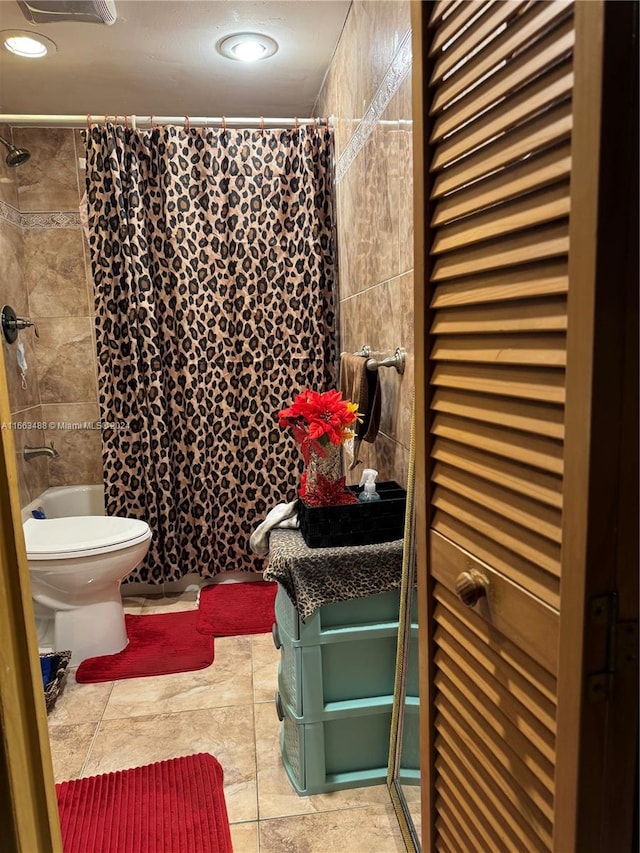 bathroom featuring toilet and shower / bath combo with shower curtain