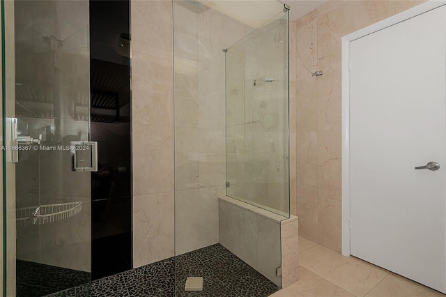 bathroom featuring tiled shower