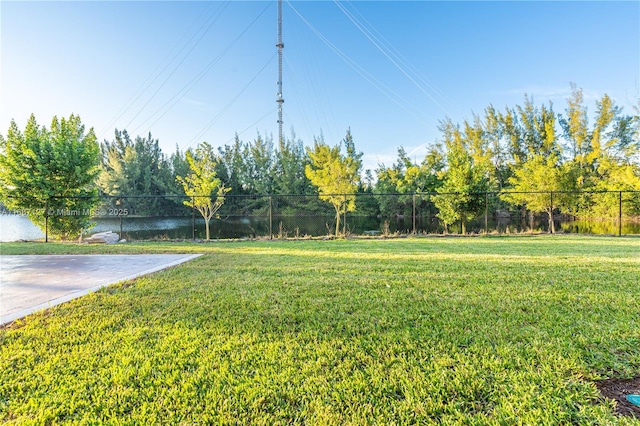 view of yard featuring a water view