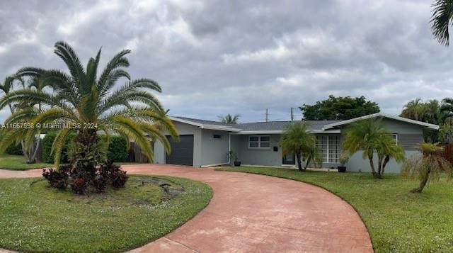 view of front facade featuring a front lawn and a garage