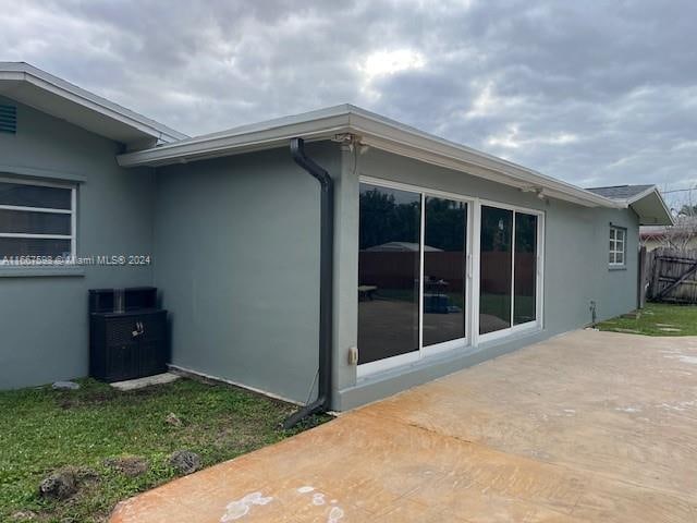 view of side of property featuring a patio