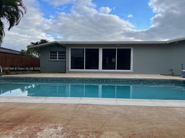 view of swimming pool