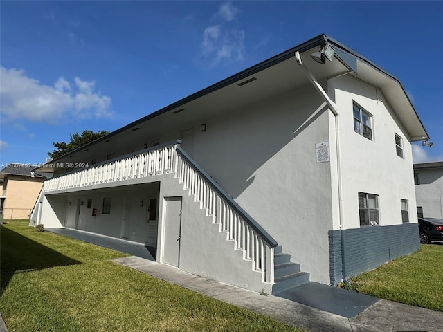 view of side of property featuring a yard