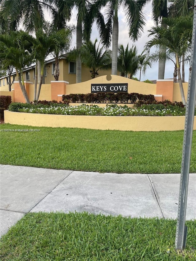 community sign with a lawn