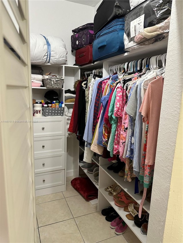 walk in closet featuring light tile patterned flooring