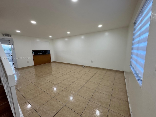 spare room featuring light tile patterned floors