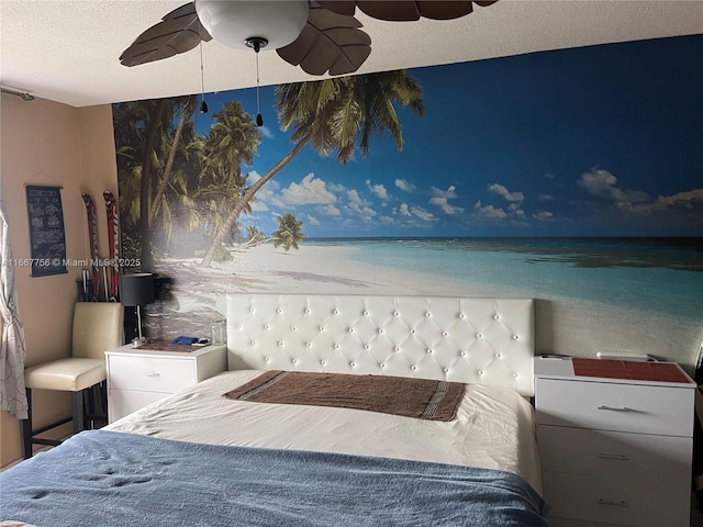 bedroom featuring ceiling fan and a textured ceiling