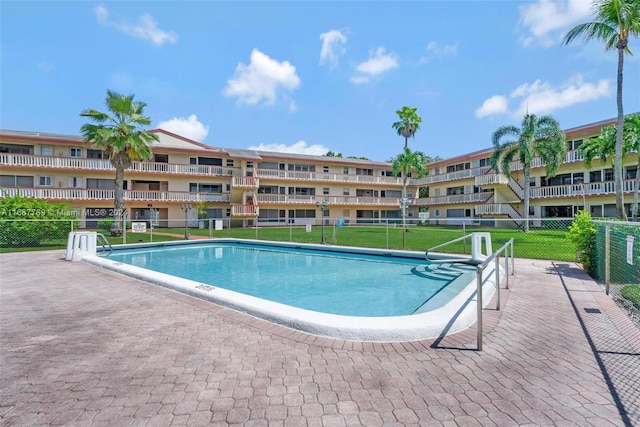 view of swimming pool featuring a lawn