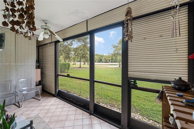 sunroom with ceiling fan