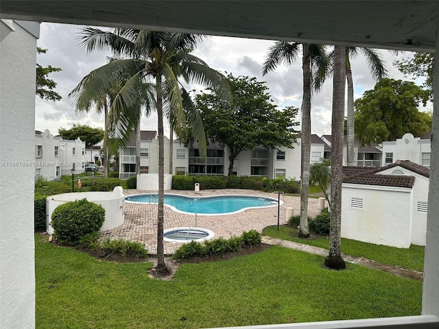 view of swimming pool featuring a lawn