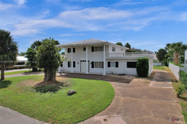 view of front of home featuring a front yard