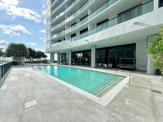 view of swimming pool featuring a patio