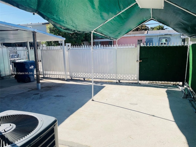 exterior space featuring independent washer and dryer