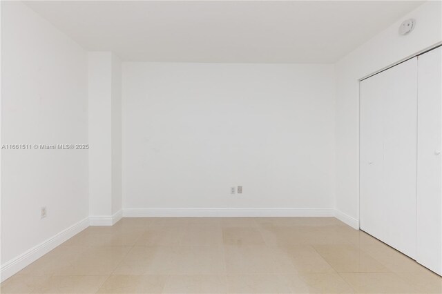 spare room featuring light tile patterned floors