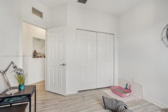 sitting room featuring baseboards, visible vents, and light wood-style floors