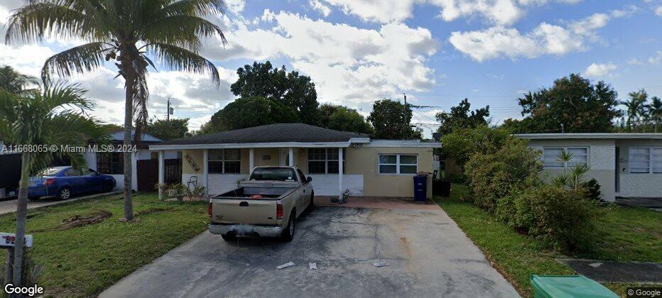 single story home with a front lawn