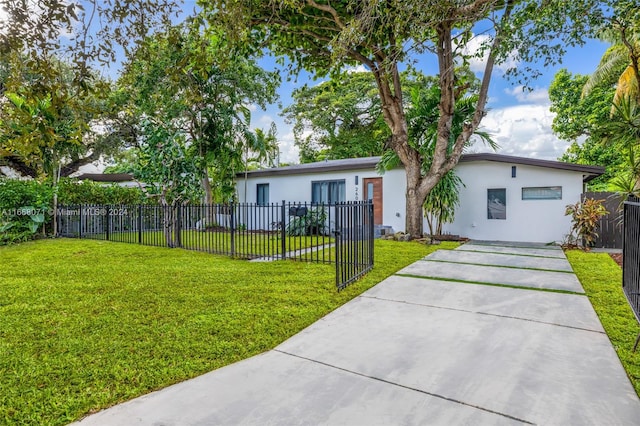 view of front of property featuring a front yard