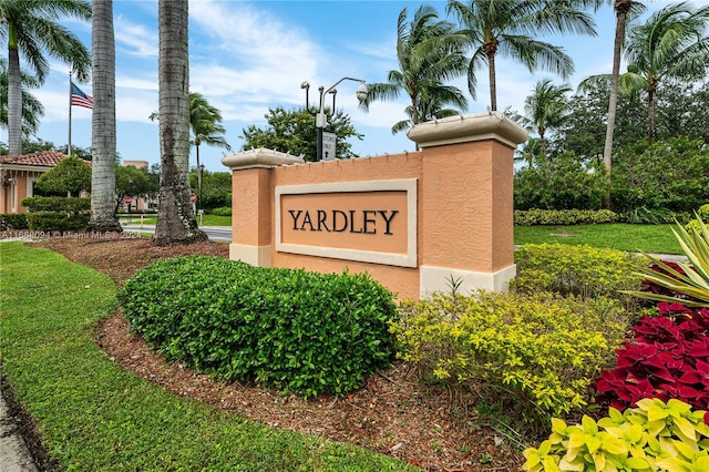 community sign with a lawn