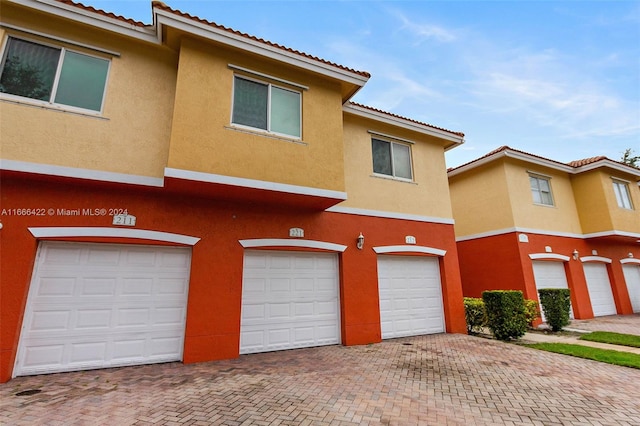 view of front facade with a garage